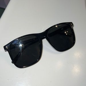 black Gucci sunglasses
